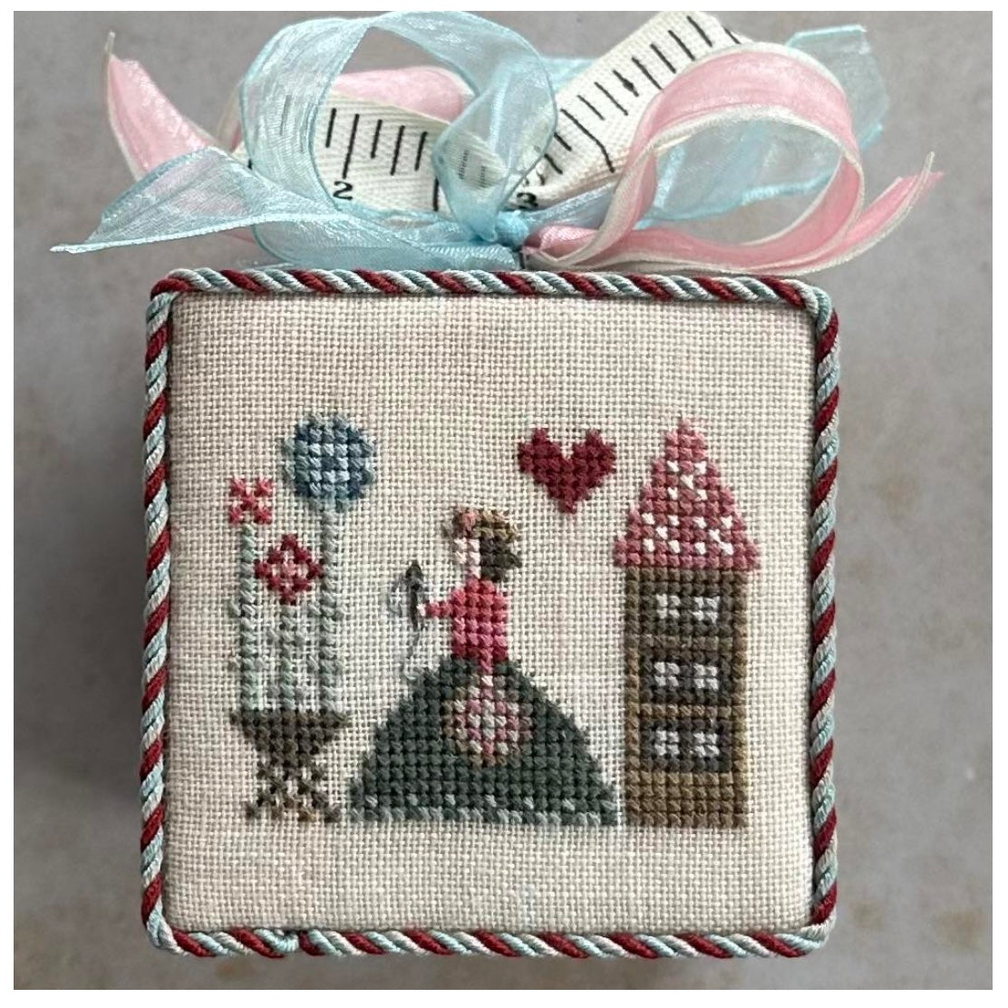 Needleworkers Frill - Heart in Hand