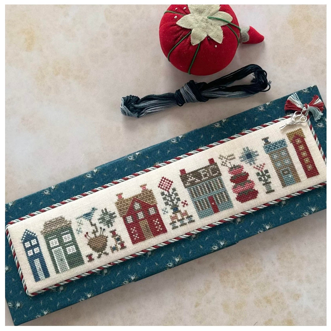 Needleworkers Tiny Town - Heart in Hand