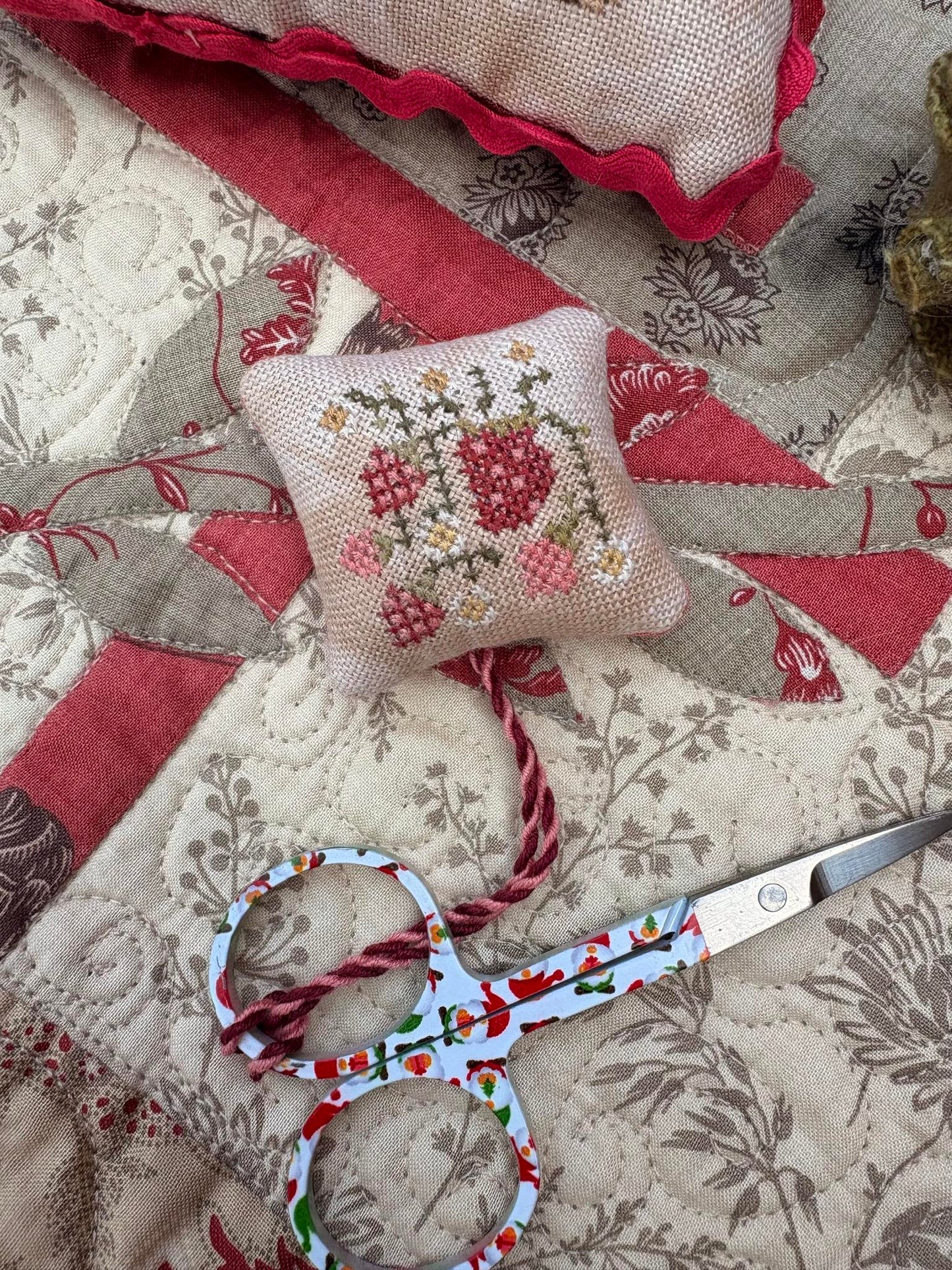 Strawberry Basket Pinkeep & Scissor Fob - Pansy Patch Quilts & Stitchery